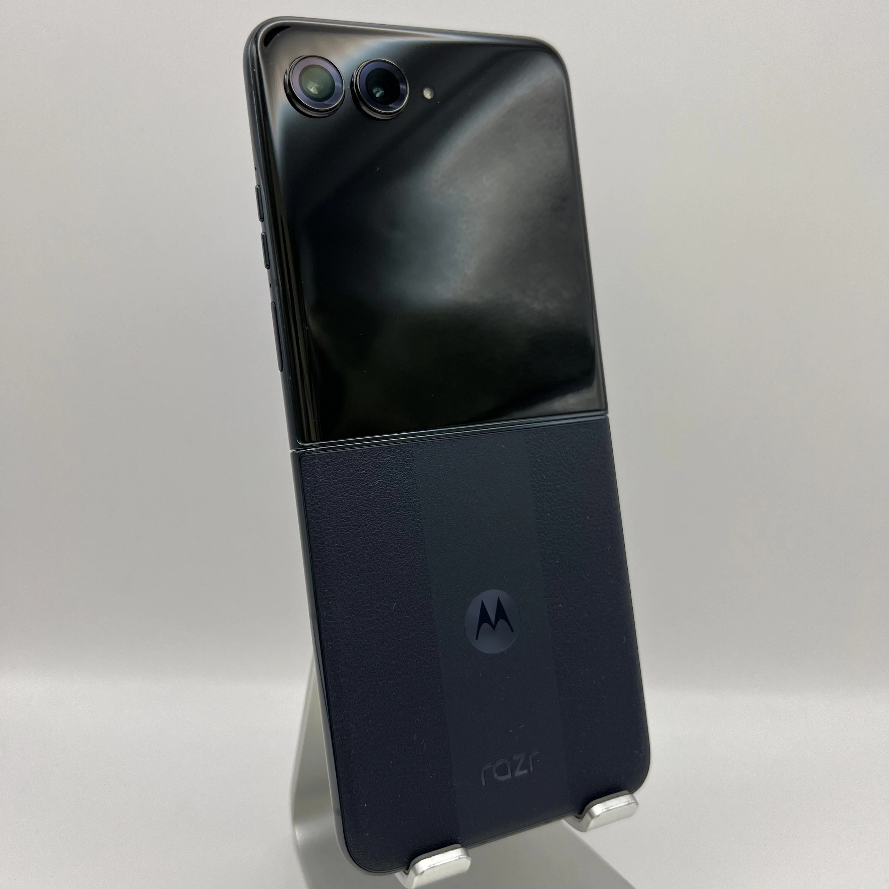 Motorola Razr Plus 2024 256GB Midnight Blue Unlocked Very Good Condition - Image 4